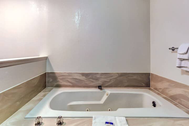 Hot Tub 16 of 27
